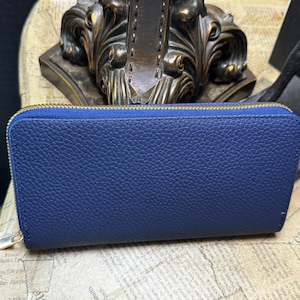 ¡Novedad! Cartera de piel vegana azul marino para mujer