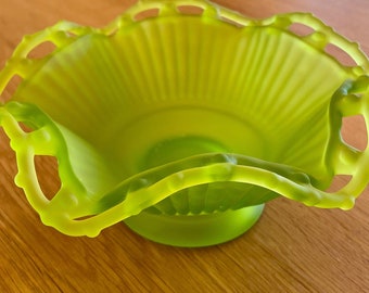 Vintage Westmoreland Green Satin Glass Bowl: Ruffle Lattice Edge, 8" Collectible Decor