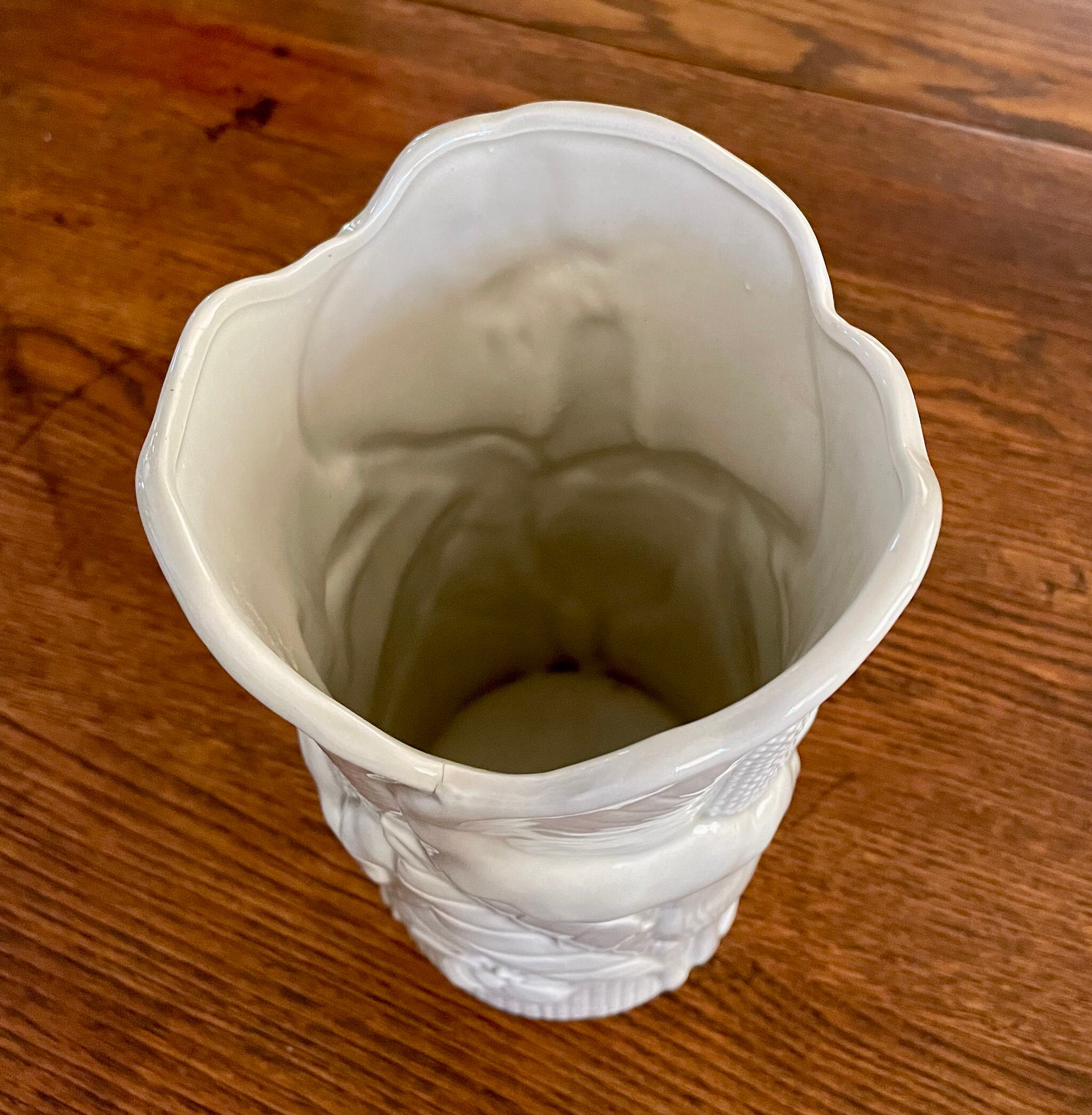 Vintage Fitz & Floyd FF White Ceramic Embossed Vase W/lilies