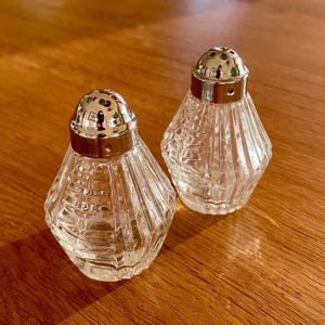 Vintage 1970s Anchor Hocking Salt and Pepper Shakers – Ribbed Art Deco Glass with Chrome Tops – Mid Century Kitchen Decor