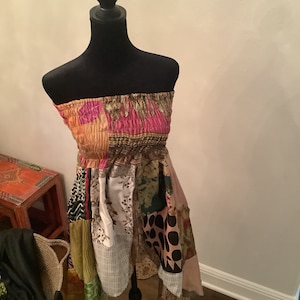 Felroze, creme en groene patchwork vintage zijden boho-jurk, met groene kralen kroonluchteroorbellen en zwarte pashmina-set