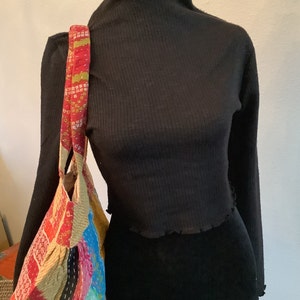 Camisa preta de gola alta elástica, com bolsa de algodão boho patchwork, com carteira combinando GRÁTIS e conjunto de brincos