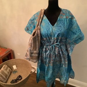 Blaues, tiefrotes und Bronze Kurzes Kaftan Kleid, Handtasche mit passender Brieftasche, Sonnenbrille, Ohrringen-Set! HOL DIR DEN LOOK!