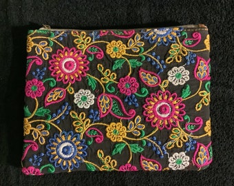 Schwarze, Pinke und Blaue Boho Clutch mit Blumenmuster