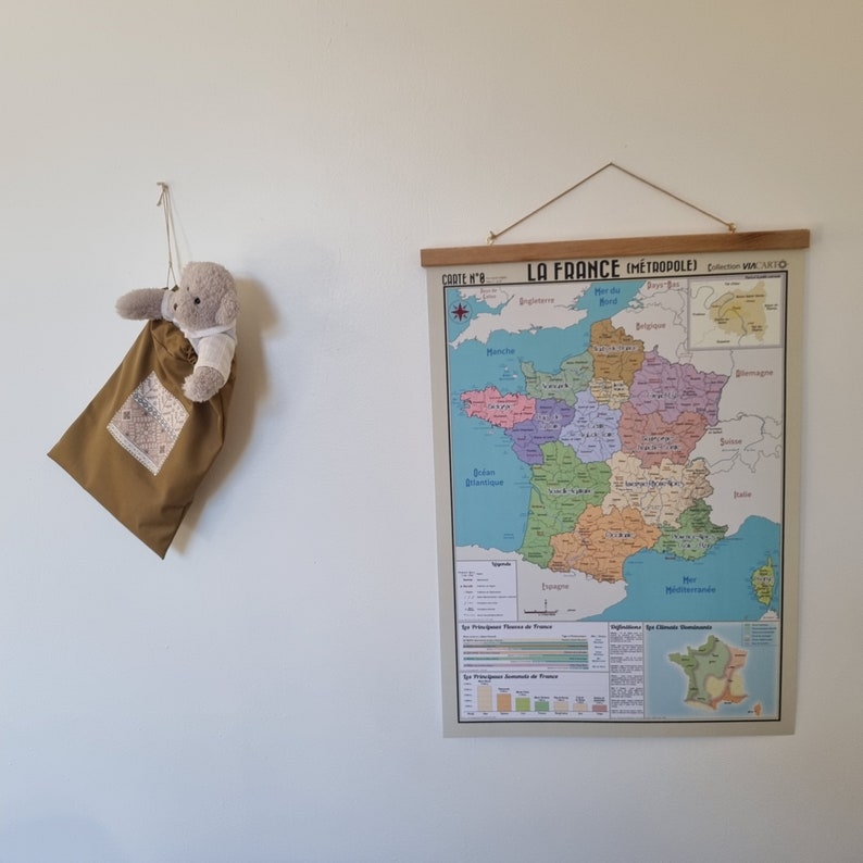 Może przedstawiać: Antyczna mapa Francji zatytułowana "La France (Metropole)" z czerwoną gwiazdą w lewym g&oacute;rnym rogu. Mapa jest podzielona na regiony w r&oacute;żnych kolorach i zawiera legendę z nazwami poszczeg&oacute;lnych region&oacute;w. Mapa jest oprawiona i wisi na białej ścianie.