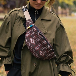 Sac banane, sac bohème et sac à bandoulière style sac banane. Petit sac à bandoulière pour un téléphone portable et des cartes, de l'argent.
