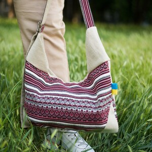 Handgemachte Hobo Umhängetasche, stilvolle Stoff Umhängetasche mit verstellbaren Henkeln, ideal für den Alltag und besondere Anlässe.