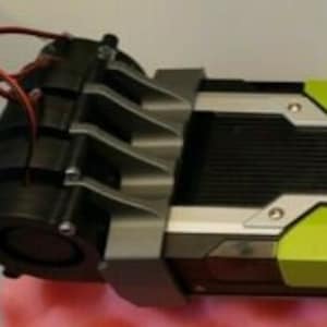 Może przedstawiać: Czarno-zielona karta graficzna z dużym wentylatorem po lewej stronie i systemem chłodzenia po prawej stronie. Karta ma czarną i srebrną metalową ramę oraz zieloną plastikową osłonę. Na osłonie nadrukowany jest tekst "VISION RX".