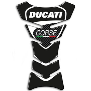 Könnte beinhalten: Schwarz-weißer Motorrad-Tankpad mit weißem Ducati Corse Logo und einem karierten Muster.