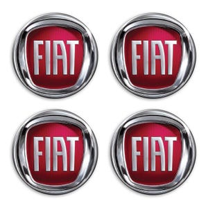 Può includere: Quattro emblemi per auto Fiat. Ogni emblema presenta la scritta "FIAT" in lettere bianche su sfondo rosso, circondata da un bordo argentato lucido. Gli emblemi circolari sono disposti in una formazione quadrata su sfondo bianco.