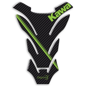 Może przedstawiać: Czarna i zielona naklejka na zbiornik motocykla z wzorem z włókna węglowego i napisem "Kawasaki" zielonymi literami. Naklejka na zbiornik ma również napis "Degoona" białymi literami.