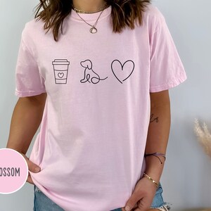 Perros de café y camisa de amor, camisa de mamá de perro, camisa de papá de perro, camisa de perros y café, regalo para amantes de los perros para padres de perros Blossom