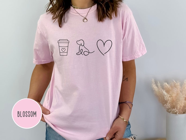 Perros de café y camisa de amor, camisa de mamá de perro, camisa de papá de perro, camisa de perros y café, regalo para amantes de los perros para padres de perros Blossom
