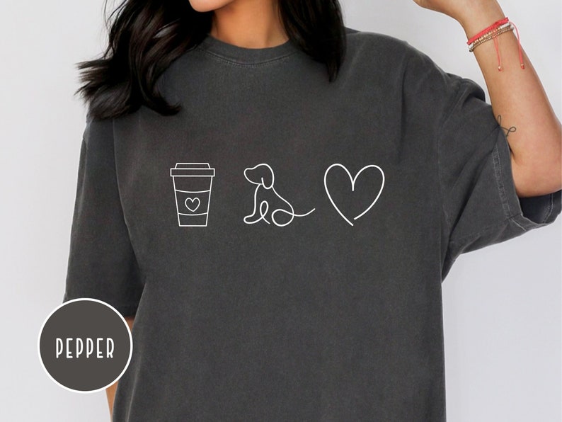 Perros de café y camisa de amor, camisa de mamá de perro, camisa de papá de perro, camisa de perros y café, regalo para amantes de los perros para padres de perros Pepper