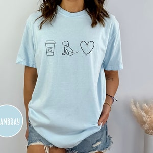 Perros de café y camisa de amor, camisa de mamá de perro, camisa de papá de perro, camisa de perros y café, regalo para amantes de los perros para padres de perros Chambray