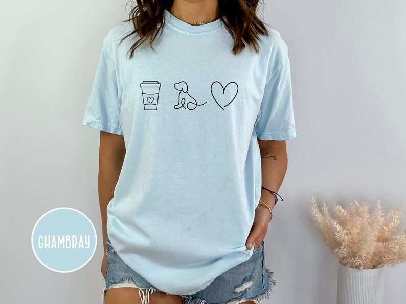 Perros de café y camisa de amor, camisa de mamá de perro, camisa de papá de perro, camisa de perros y café, regalo para amantes de los perros para padres de perros Chambray