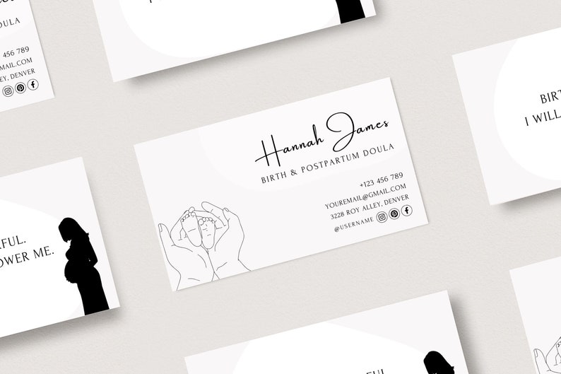 Puede incluir: Tarjeta de visita en blanco y negro con un dibujo lineal simple de dos manos sosteniendo un par de pies de beb&eacute;. El texto en la tarjeta dice "Hannah James, Birth & Postpartum Doula".