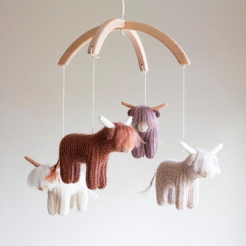 Mobile pour bébé Vaches des Highlands : décoration neutre pour chambre de bébé fabriquée à la main au Royaume-Uni