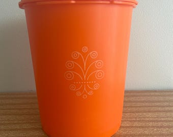 Pote Tupperware Servalier laranja tamanho médio com tampa em formato de estrela.