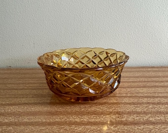 Amberkleurige glazen schaal uit de jaren 1950 met diamantpuntmotief in kroonstijl.