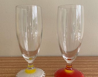 Combine vintage champagneglazen met madeliefjes.