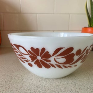 Pyrex Floral Banner pattern mixing bowl