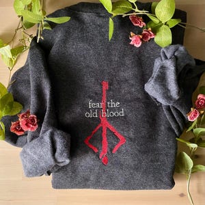 Sudadera bordada con la marca del cazador «Teme a la sangre vieja» de Bloodborne