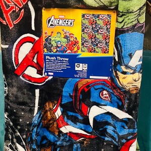 Peut inclure: Une couverture en peluche Avengers avec des illustrations de Captain America, Hulk et Iron Man. La couverture a un fond noir avec le logo Avengers et des images de personnages. Une petite couverture assortie est incluse.