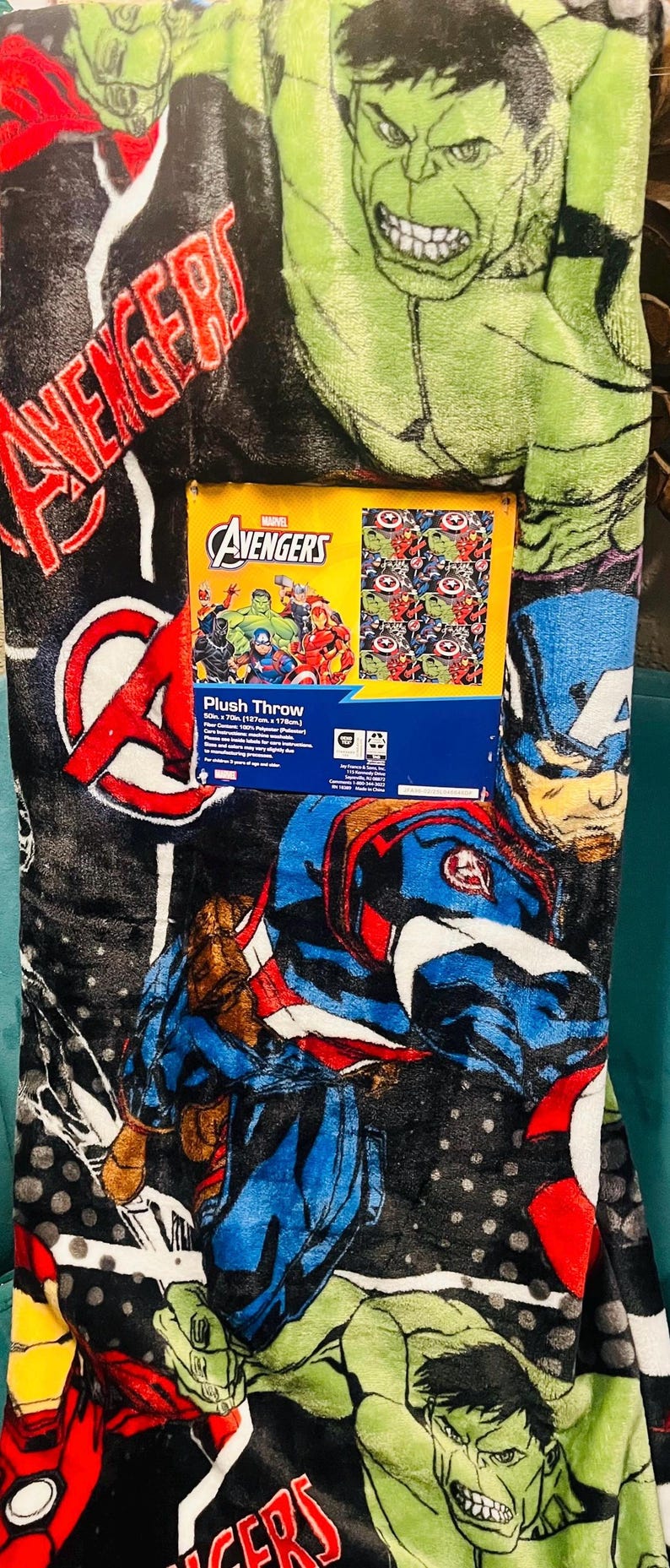Peut inclure: Une couverture en peluche Avengers avec des illustrations de Captain America, Hulk et Iron Man. La couverture a un fond noir avec le logo Avengers et des images de personnages. Une petite couverture assortie est incluse.