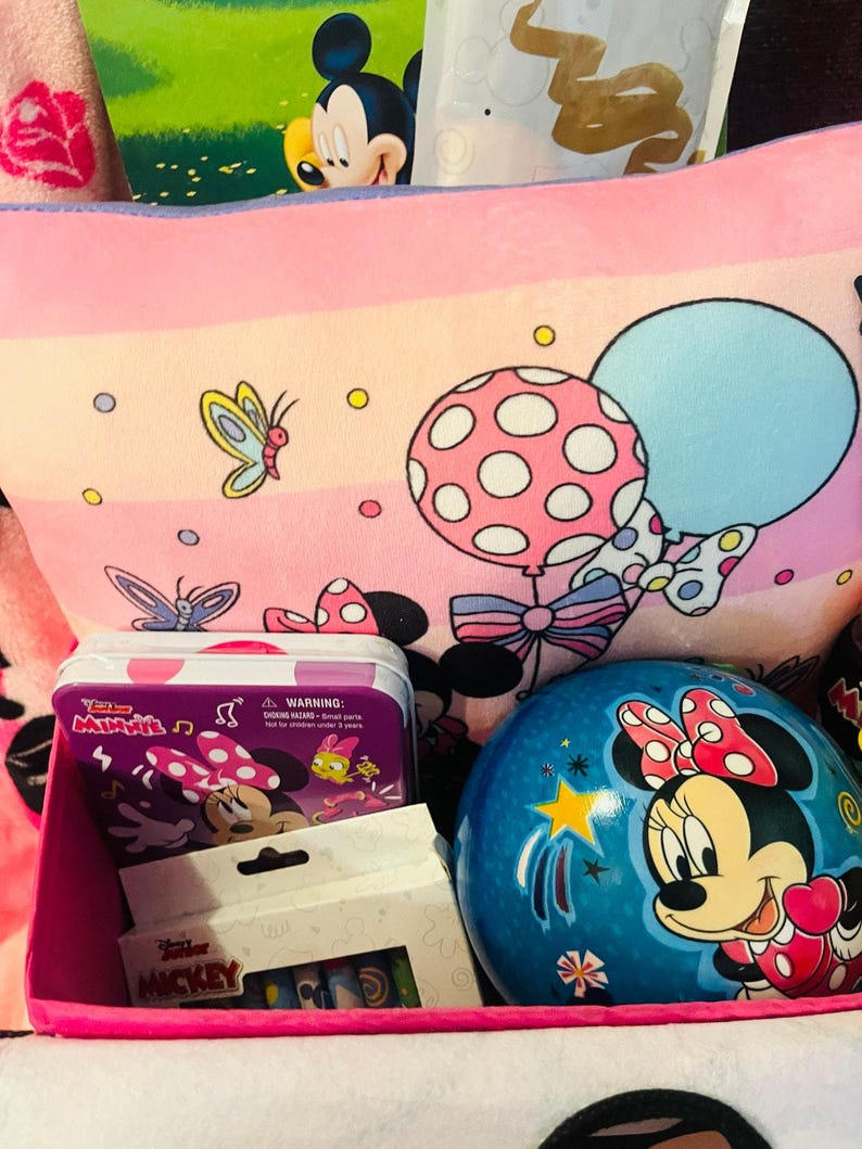 Minnie Mouse adorable Easter gift basket 50 x 70 Mickey and Minnie mouse throw immagine 7