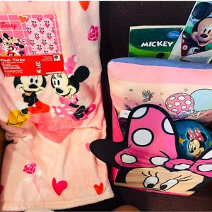 Minnie Mouse adorable Easter gift basket 50 x 70 Mickey and Minnie mouse throw immagine 6
