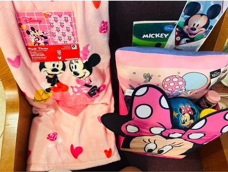 Minnie Mouse adorable Easter gift basket 50 x 70 Mickey and Minnie mouse throw immagine 6