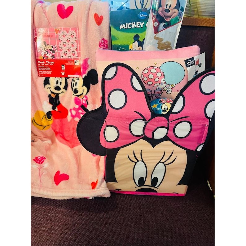 Minnie Mouse adorable Easter gift basket 50 x 70 Mickey and Minnie mouse throw immagine 1