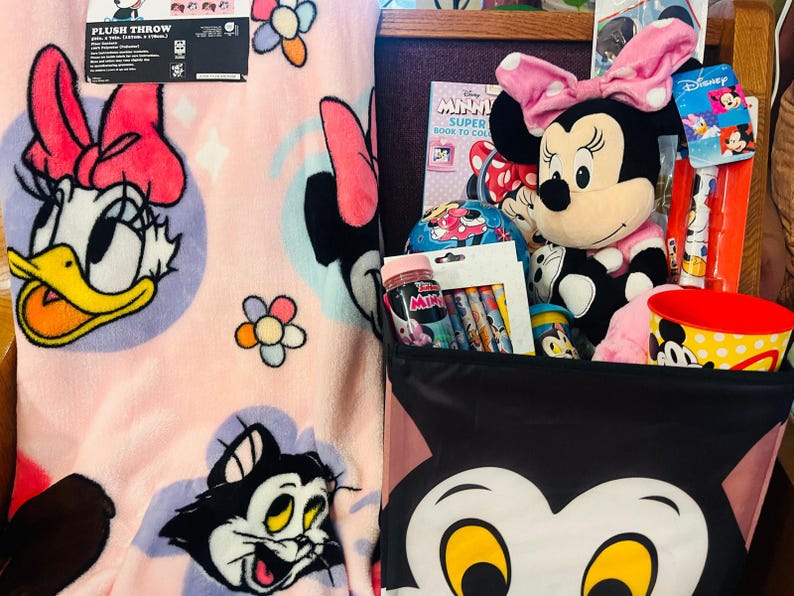 Minnie Mouse large Easter bundle with 50x70 pink soft throw, medium Minnie plush image 4
