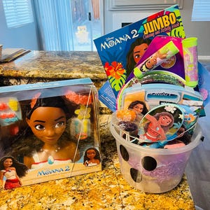 Puede incluir: Una cesta de regalo tem&aacute;tica de Moana 2 con una mu&ntilde;eca, un libro para colorear y otros accesorios. La cesta est&aacute; llena de varios dulces y juguetes, perfecta para el cumplea&ntilde;os de un ni&ntilde;o o una ocasi&oacute;n especial.