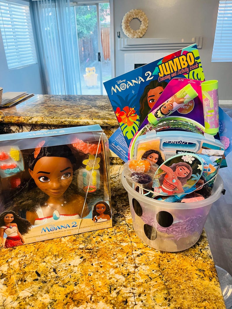 Puede incluir: Una cesta de regalo tem&aacute;tica de Moana 2 con una mu&ntilde;eca, un libro para colorear y otros accesorios. La cesta est&aacute; llena de varios dulces y juguetes, perfecta para el cumplea&ntilde;os de un ni&ntilde;o o una ocasi&oacute;n especial.