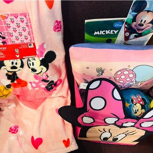 Minnie Mouse adorable Easter gift basket 50 x 70 Mickey and Minnie mouse throw immagine 8