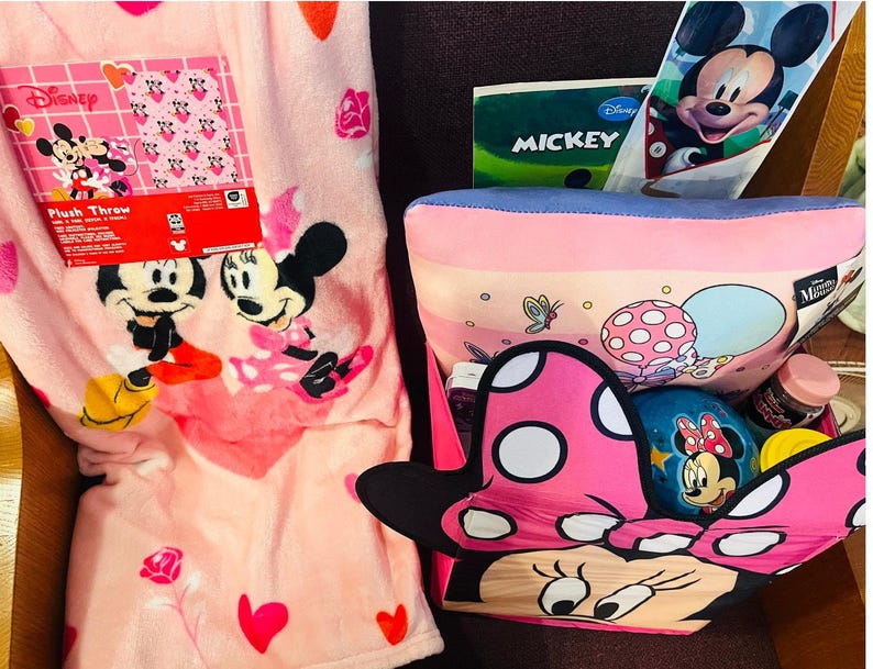 Minnie Mouse adorable Easter gift basket 50 x 70 Mickey and Minnie mouse throw immagine 8