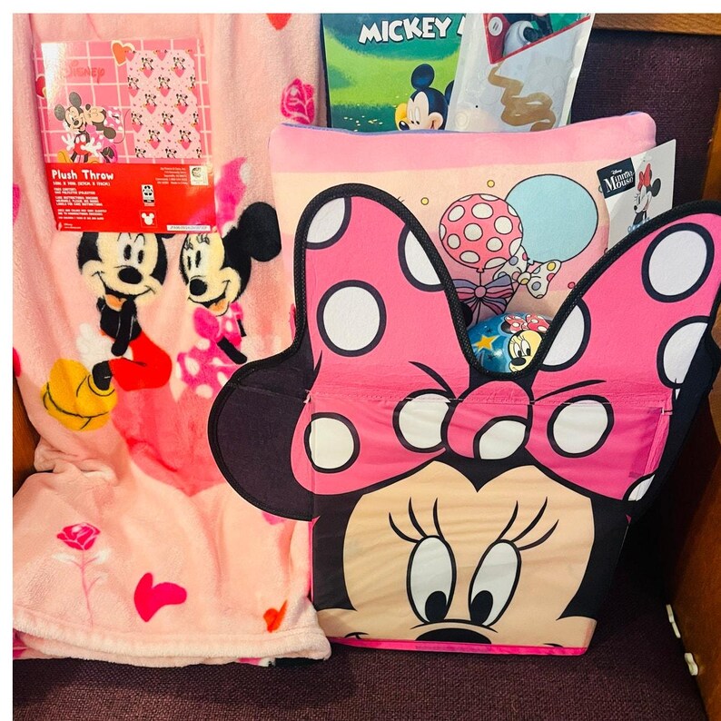 Minnie Mouse adorable Easter gift basket 50 x 70 Mickey and Minnie mouse throw immagine 2