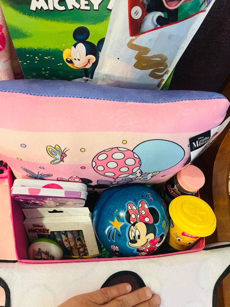 Minnie Mouse adorable Easter gift basket 50 x 70 Mickey and Minnie mouse throw immagine 5