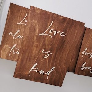 Borden gangpad bruiloft, 1 Korintiërs 13, liefde is geduldig, bewegwijzering bruiloft, boho houten bewegwijzering, liefde is vriendelijk, bruid bruidegom, huwelijkscadeau, vrouw