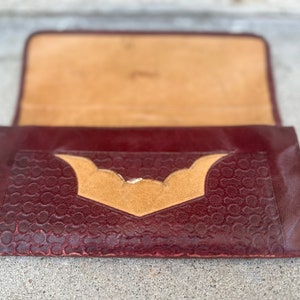 Cartera antigua de mujer de cuero rojo burdeos de los años 20