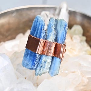 Drei Stein Roh Kyanit Kristall Ring | Kupfer Elektrogeformter Schmuck | Boho Ring