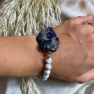 Natural Variscite slice and Howlite beads elasticated bracelet with Dolphins silver metal spacers. Gemstone bracelet for a woman.