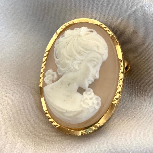 Quality vintage cameo brooch in a gold tone settings. Lovely vintage gift for women. Beige cameo brooch. Vintage 80s brooch
