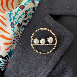 Vintage gold tone circle shape brooch with 3 simulated pearls. Good gift for her or unisex. Lovely vintage birthday present.