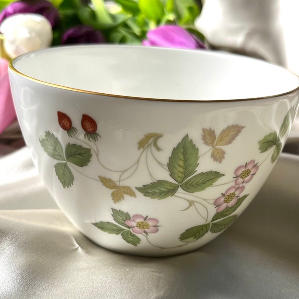 Signed Wedgwood White Fine Bone China bowl with painted Strawberry Pattern. Vintage 80s Porcelain Collectible Souvenir. Gift Unisex.