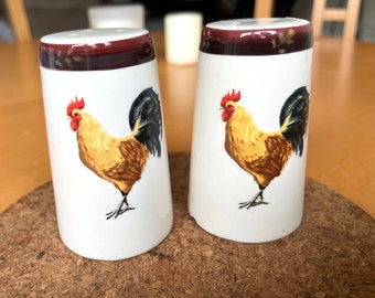 Saliera e pepiera vintage in ceramica con immagine del gallo. Ricordo da collezione. Decorazioni per la casa. Regalo unisex. Regalo di inaugurazione della casa.