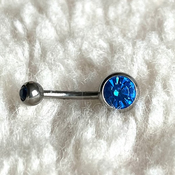 Belly button steel ring with a beautiful bright sapphire blue colour crystal and a ball. Vintage piercing ring. Lovely vintage gift unisex.