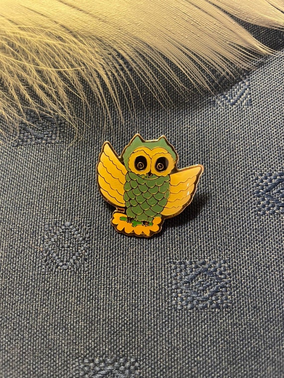 Cute Owl gold tone metal with green and yellow en… - image 2